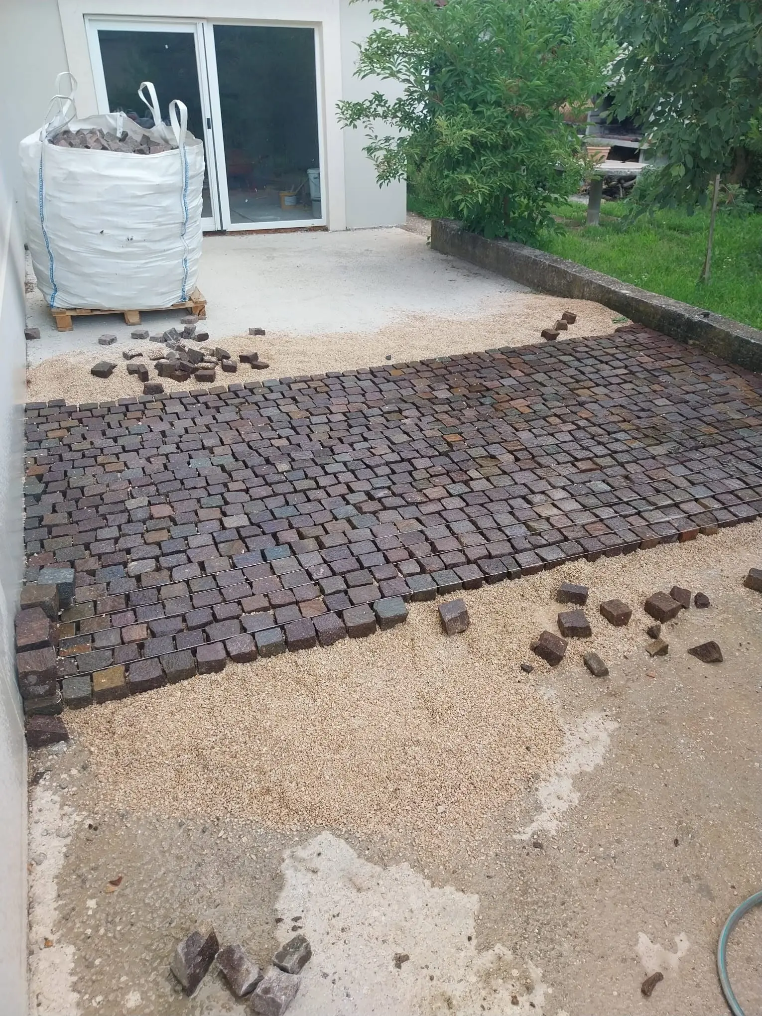 Kamene kocke u fazi slaganja na pripremljenoj podlozi od tucanika.